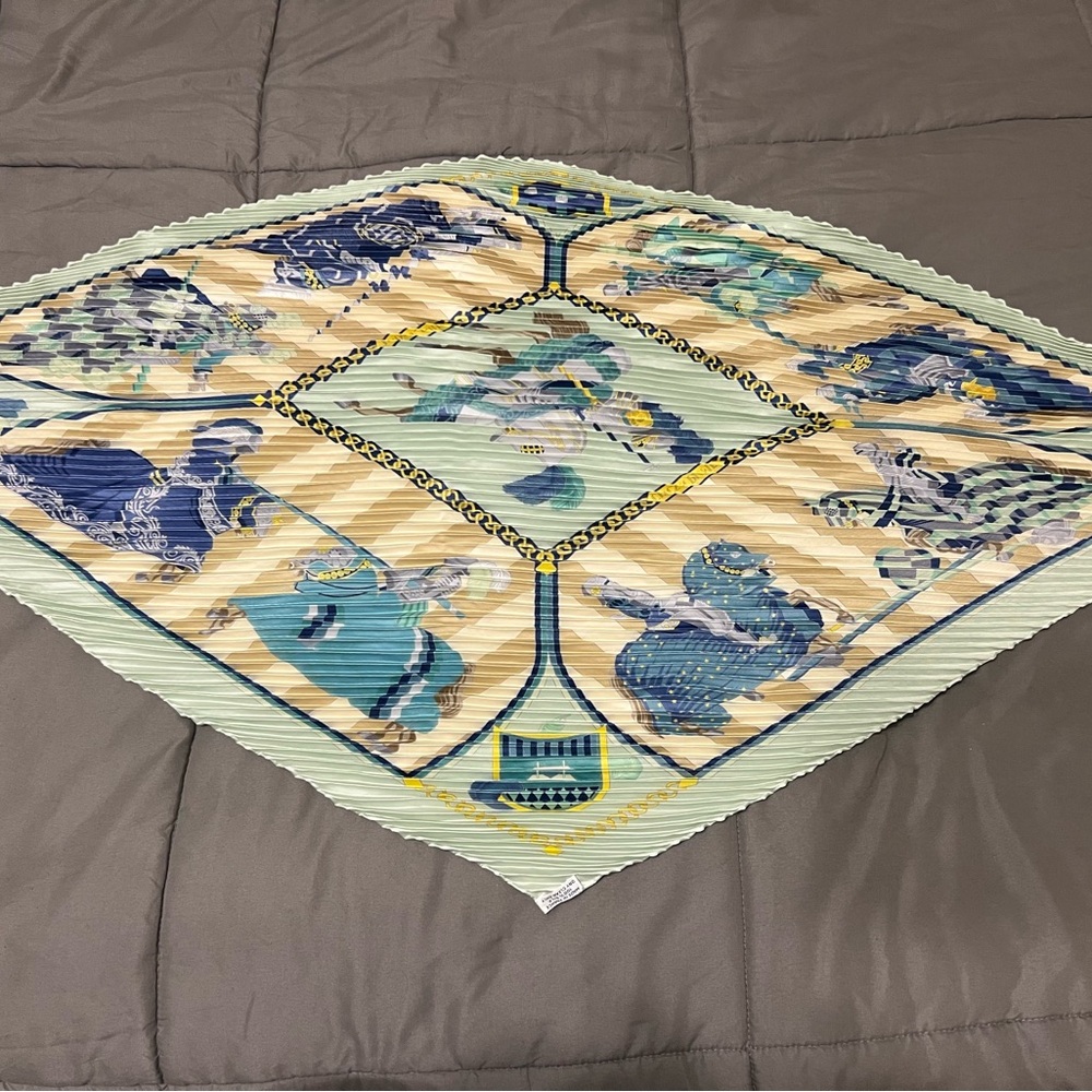 Hermès Plissé de Soie (Pleated Silk Scarf) ✨